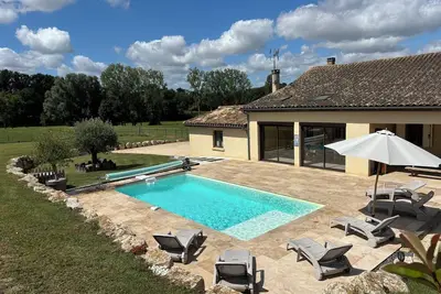 Image de Maison de charme avec piscine chauffée Dordogne. Animaux de compagnie acceptés!