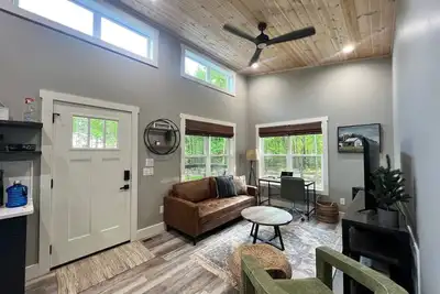 Image de Beautiful and Private Modern Cottage on 20 Acre Flower Farm!