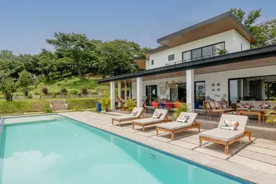 Image de luxury home with Ocean views of El Zonte. Located of top of a beautiful hill.