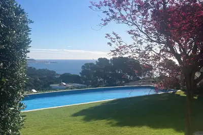 Image de Appartement avec vue sur la mer et Muntana avec jardin privé