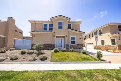 Image de New Huntington Beach 4bdrm home conveniently located, beaches & amusement parks,