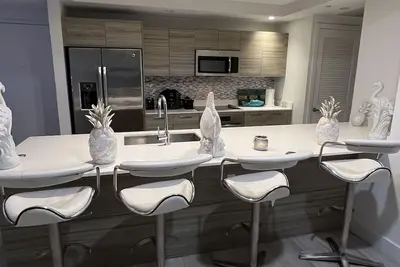 Image de All white lovely condo