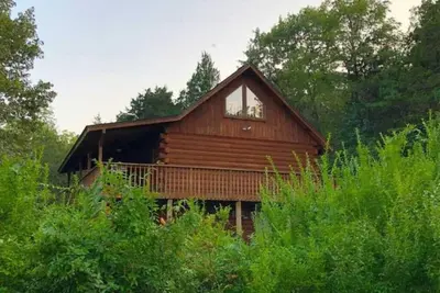 Image de Dogwood Lodge- A beautiful three bedroom, two bath log cabin with Hot Tub! Hiking Trail & Cave on property!