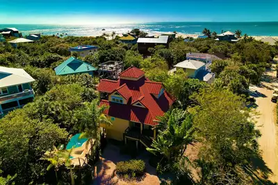 Image de The Salty Conch - Luxury Just Steps To The Beach with Private Pool