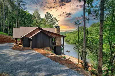 Image de Gorgeous cabin with beautiful sunsets over the Toccoa River!
