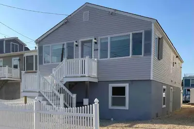 Image de Sunny 2 Bedroom Waterfront Home