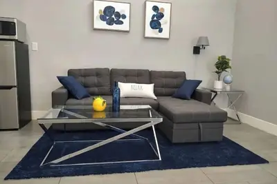 Image de Elegant 1 Bedroom Guesthouse w/ Living Room and Kitchen.