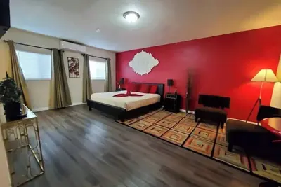 Image de Spacious 1 Bedroom Studio with Private Bath & Kitchenette