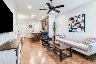 Image de Cheerful 2 Br Townhouse. Gated. Extended stay Discounts