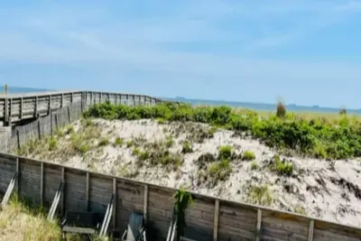 Image de Newly-Renovated One-Bedroom on the Beach