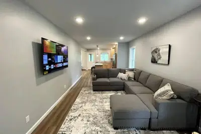Image de Private New House | Food + Bars + Downtown