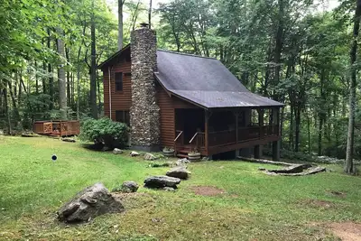 Image de Cozy Cabin with Fireplace, 2 Bedrooms & 2 Queen Size Couch Beds!