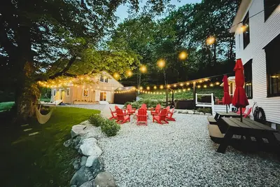 Image de Schoolhouse*Hot Tub*Game Room*Minutes to Lakes*King Beds*Firepit