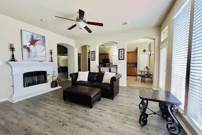 Image de Spacious Suburban Retreat in the Woodlands Area
