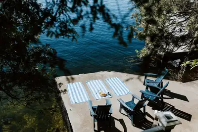 Image de The Dance Hall Cottage on Charleston Lake