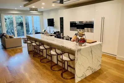 Image de Spectacular Home Steps from Park w\/ Amenities Galore!