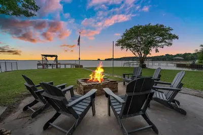 Image de Back to school getaway @ Cedar Creek Lake! Hot tub, kayak, Sup, firepit, fishing