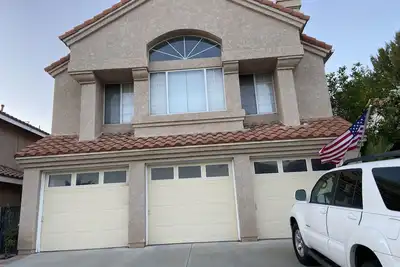 Image de 2-Storey Model Home with High Ceilings and Spacious Yard