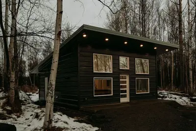 Image de Private, modern escape right in town. Glacier Chalet Guest House.