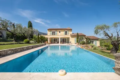 Image de Bijou de 280m2 et piscine à débordement au calme absolu