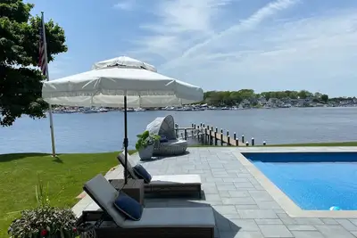 Image de Spectacular Riverfront Property