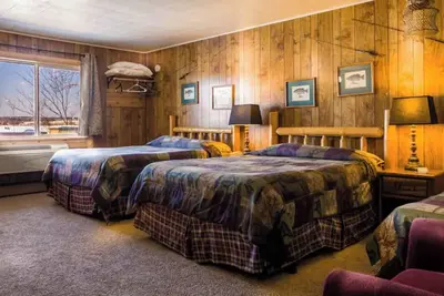 Image de Enjoy beautiful lake view sunsets from the balcony in Room 16 - Angler's Retreat - Curriers Lakeview
