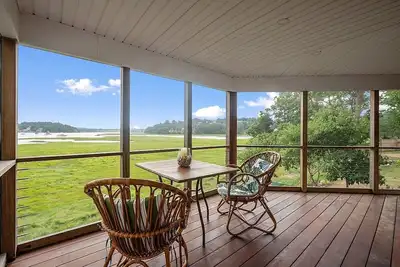 Image de Sweeping saltmarsh & river views, birdwatching, great restaurants, cozy peace.