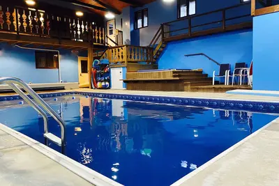 Availability April 27-May 1 - Chalet with Private Indoor Pool & Hot Tub