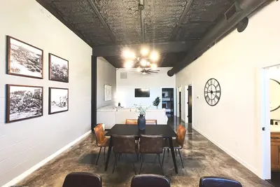 Image de New! The Flats - Industrial/modern loft within walking distance to downtown!