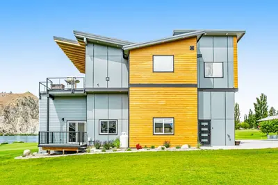 Riverfront retreat with a mountain view, game room, & fast WiFi - dogs welcome