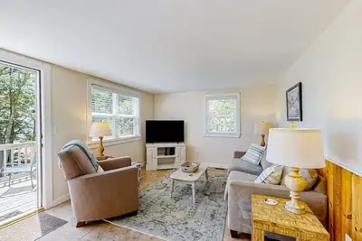 Image de Oceanfront escape with deck, views of Lobster Cove & firepit - walk to town