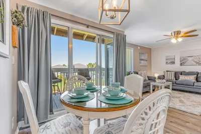 Image de Dog-friendly condo with private beach access, pools, hot tubs, and central Ac
