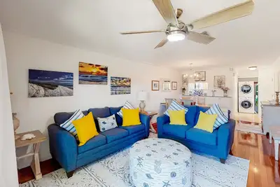 Image de Serene coastal condo with easy beach access, water views, pool, WiFi & porch