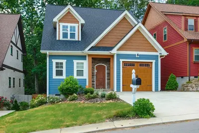 Image de Charming home with screened porch, private yard, fireplace, & fast WiFi