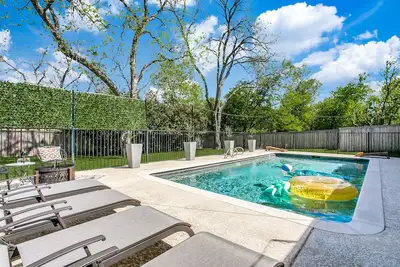 Image de Cowtown Oasis w/ Gated Pool, Huge Backyard, Bbq!