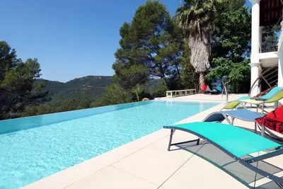 Image de Villa de Charme Côte d'Azur avec piscine chauffée à débordement vue paradisiaque