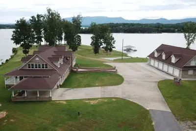 Image de \"Lake House\" On 7 Acres Of Douglas Lake With A Private Boat Ramp & Private Dock!