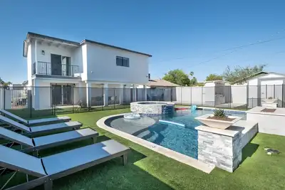 Image de 🌵5br Midtown Retreat 🌵 Heated Saltwater Pool/Spa ⭐ Firepit ⭐ Bbq ⭐ Office ⭐