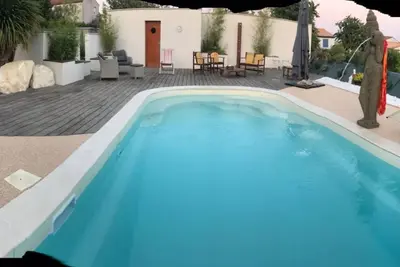 Image de Belle chambre avec piscine chauffée et Spa partagée. Salle de bain partagée.