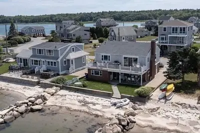 Image de Ocean front, private beach, deck, fire pit, covered patio, paddleboards & more!