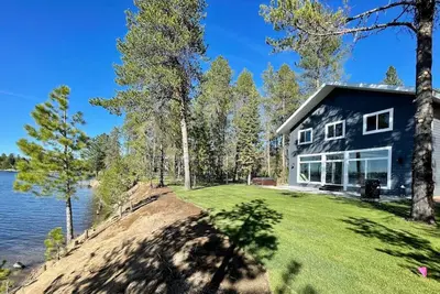 Image de Sleek Cabin Overlooking Lake Cascade w\/ Hot Tub