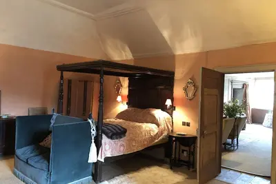 Image de Explore an entire castle whilst staying in historical splendour.