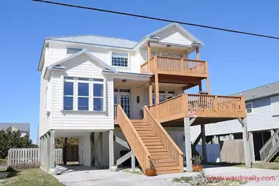 Image de Endless Summer - 4br Home on Quiet St. with Views! Dog & Cat Friendly!