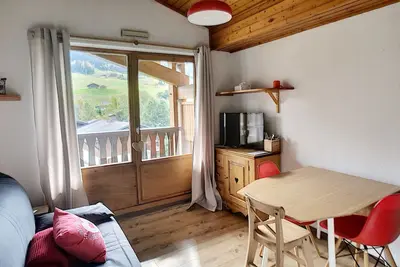 Image de Situé à 150 mètres du ski bus, 600 mètres du domaine skiable, 400 mètres du centre du village et 900