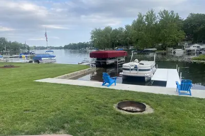 Image de Very cute lakefront cottage. This little gem is just the getaway everyone needs!