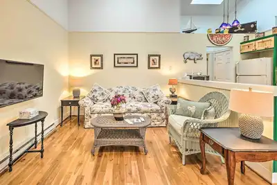Image de Couple's Haven in Frankfort by Lake, Trails & Dtwn