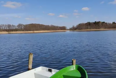 Image de Cozy vacation apartment directly on the lake in beautiful nature