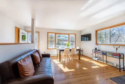 Image de Pet-Friendly with Private Fenced-In Backyard and Beautiful Mountain Views!