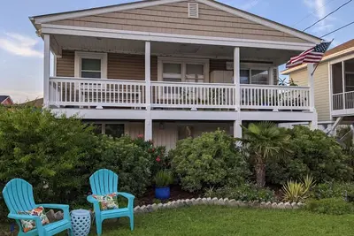 Image de Pet friendly home w yard across from beach