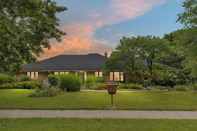 Image de Football, Colleges & Cities: Sleeps 11; 5 Br; Location, Comfort & Style!
